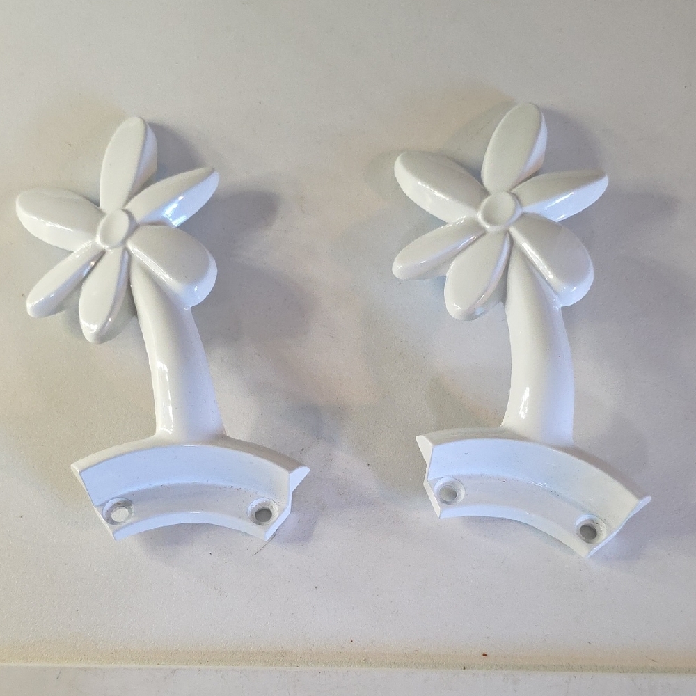 White Flower Wall Hooks Set Of 2 NWOT